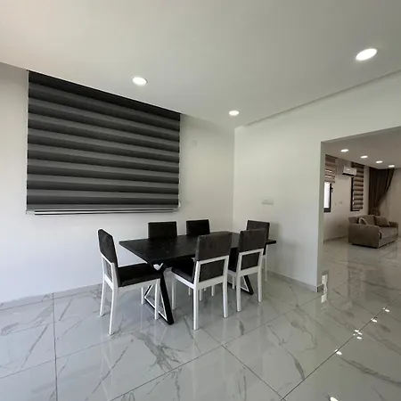 Iskele Bahceler De Kiralik Triplex Havuzlu Luks Trikomo