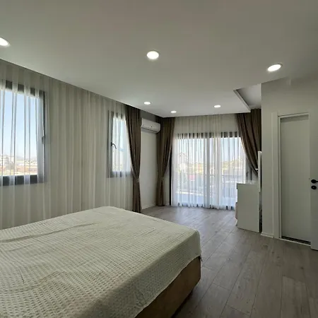 Villa Iskele Bahceler De Kiralik Triplex Havuzlu Luks Trikomo