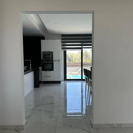 Villa Iskele Bahceler De Kiralik Triplex Havuzlu Luks Trikomo