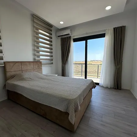 Villa Iskele Bahceler De Kiralik Triplex Havuzlu Luks