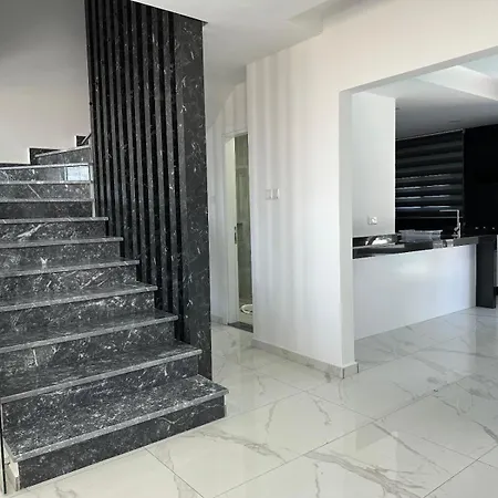 Villa Iskele Bahceler De Kiralik Triplex Havuzlu Luks Trikomo