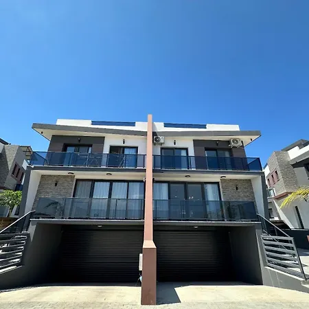 Villa Iskele Bahceler De Kiralik Triplex Havuzlu Luks *