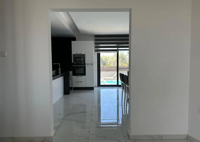 ヴィラ Iskele Bahceler De Kiralik Triplex Havuzlu Luks Trikomo