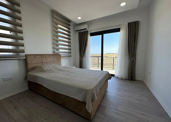 Villa Iskele Bahceler De Kiralik Triplex Havuzlu Luks