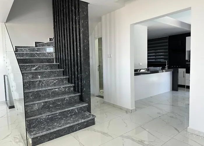 Villa Iskele Bahceler De Kiralik Triplex Havuzlu Luks Trikomo