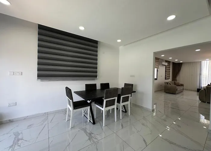 Iskele Bahceler De Kiralik Triplex Havuzlu Luks Trikomo