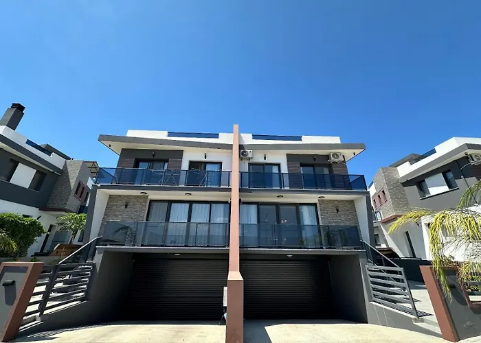 Villa Iskele Bahceler De Kiralik Triplex Havuzlu Luks *