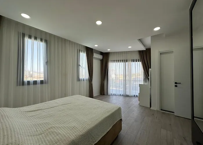 Villa Iskele Bahceler De Kiralik Triplex Havuzlu Luks Trikomo